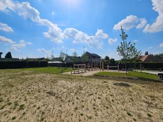 Een fijne thuis waar je gezin alle ruimte krijgt? Je woont hier in een groene woonbuurt, dicht bij de lagere school, winkels en het centrum van Hooglede. Veel dagelijkse verplaatsingen doe je gewoon te voet of met de fiets. De groenzone en het speelplein vlakbij zijn een mooie extra troef voor kinderen of kleinkinderen. Ook Roeselare en Brugge zijn vlot bereikbaar.
Deze halfopen nieuwbouwwoning op lot 8 beschikt over vier slaapkamers, een ruime open leefruimte en een carport. De grote raampartijen halen veel natuurlijk licht naar binnen en creëren een open gevoel.
Jouw woning wordt volledig instapklaar afgewerkt. Voor de keuken, badkamer en vloeren maak je zelf de keuzes. Zo wordt het interieur helemaal naar jouw wens ingericht.
Met een E-peil van 10, een warmtepomp, vloerverwarming en zonnepanelen combineer je hedendaags wooncomfort met een laag energieverbruik.
Interesse? Contacteer ons voor meer info.