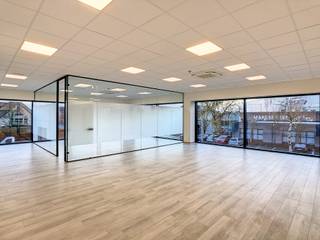 Dit standingvol bedrijfsgebouw is uitstekend gelegen in de industriezone 'De Tonne' en aldus vlakbij de N43 Gent-Kortrijk en op 5 minuten van de op-en afritten E17 Gent-Kortrijk.<br /><br />De beschikbare ruimte betreft het rechterdeel bovenaan en omvat 195m². De kantoorruimte maakt deel uit van een nieuw bedrijfsgebouw, beschikt over aparte sanitaire voorzieningen en individuele meters (EGW).<br /><br />Er zijn 4 parkeerplaatsen voorzien bij de kantoren, maar er kunnen er nog extra voorzien worden. <br /><br /><strong>Technisch:</strong><br />- BJ 2018<br />- vloerverwarming<br />- zonnewering<br />- airco<br />- apart sanitair<br />- vloer contactdozen <br />- zonnepanelen<br />- parking<br />- laadpalen<br />- buitenruimte<br /><br /><strong>Financieel:</strong><br />Onroerende voorheffing ten laste van de huurder.<br />Er wordt een voorschot gevraagd voor de verbruikskosten, poetshulp, ramen wassen, water, koffie en onderhoud airco. <br /><br />Contacteer Henry Van Tornhout voor bijkomende inlichtingen of een vrijblijvend plaatsbezoek via 0474 13 37 93 of via henry@kmovastgoed.be