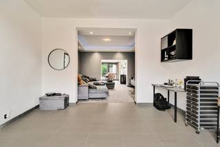 Deze in 2015 gerenoveerde woning ligt op een uitstekende locatie. Je vindt een school en sportfaciliteiten op ongeveer 500 m, de buurtwinkel op ongeveer 300 m.<br /><br />Via de inkomhal kom je in de ruime woonkamer met eetplaats vooraan en een royale zithoek. Aansluitend ligt de leefkeuken met plaats voor een grote eettafel en rechtstreeks zicht op de tuin. Op het gelijkvloers vind je ook een badkamer met douche, een apart toilet. Er is tevens een praktische kelder.<br /><br />Op de eerste verdieping liggen twee grote slaapkamers en een tweede badkamer met ligbad. Een vaste trap leidt naar de tweede verdieping met nog twee extra kamers. Een kruipzolder biedt bijkomende opslagruimte.<br /><br />De grote, zonnige tuin kijkt uit op achterliggend groen en beschikt over een tuinberging en een aangelegd terras.<br /><br />Belangrijke troeven: EPC-label B (183 kWh/m² per jaar), elektriciteit conform, asbestveilig en zonnepanelen inbegrepen.<br /><br />Plan snel je bezoek in!<br /><br />Referentie: YP/26110/TK