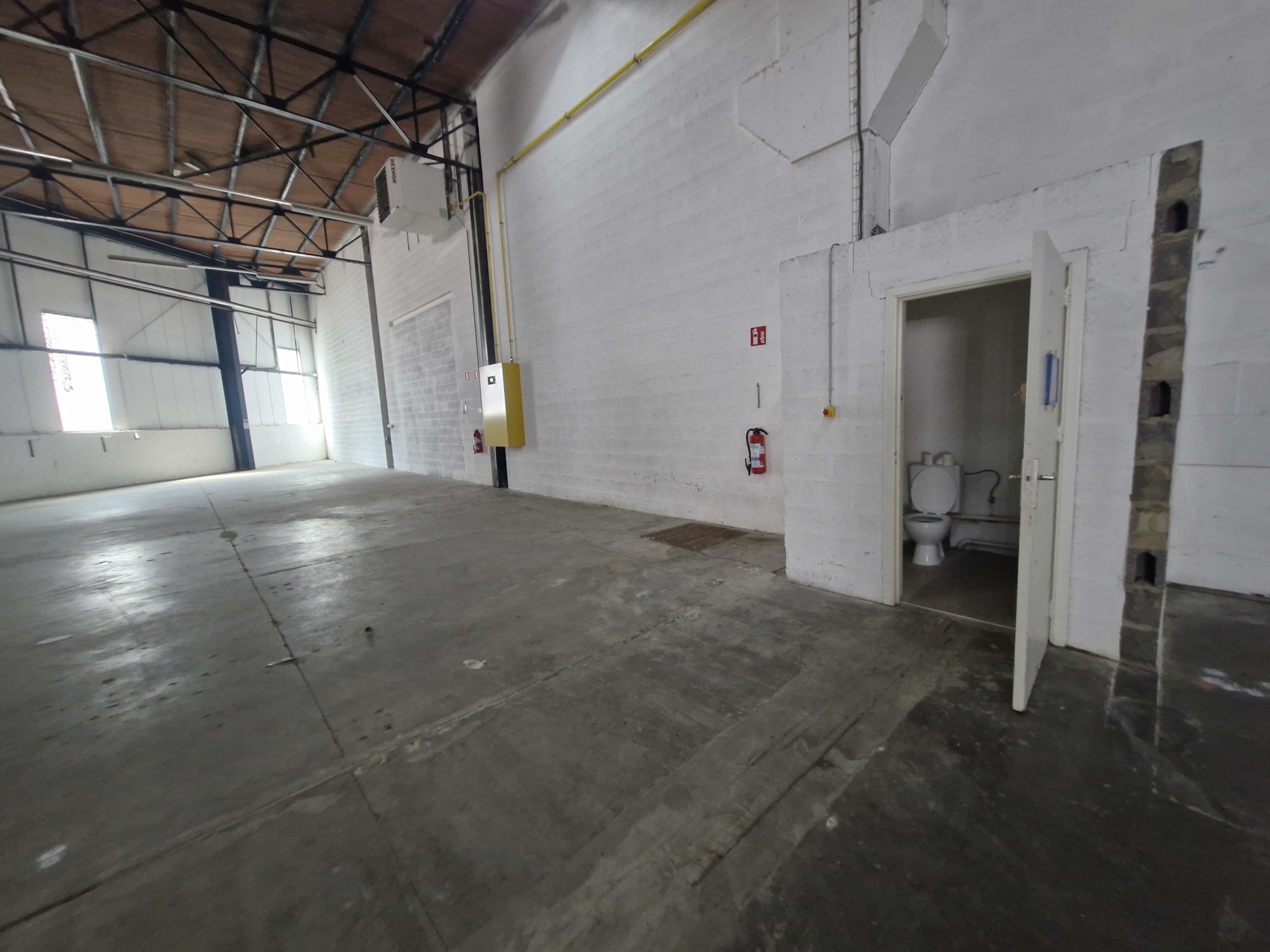 Te huur – Magazijn van 650 m² in Saint-Servais - foto 5