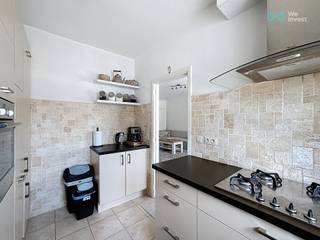 <p><span>In een kleinschalig en goed onderhouden gebouw met lage gemeenschappelijke kosten, bieden wij dit lichtrijke en energiezuinige appartement aan. Ideaal voor starters, koppels of investeerders.<br /><br /><strong>Indeling en kenmerken:</strong></span></p>
<ul>
<li><span>Ruime woonkamer met veel lichtinval</span></li>
<li><span>2 grote slaapkamers</span></li>
<li><span>Volledige parketvloer in leefruimte en slaapkamers</span></li>
<li><span>Recente, volledig uitgeruste keuken (gasfornuis, ingebouwde ijskast, vaatwasser, oven, …)</span></li>
<li><span>Klein terras aan de achterzijde, toegankelijk via de slaapkamer</span></li>
<li><span>Badkamer met douche, lavabomeubel en aansluiting voor wasmachine</span></li>
<li><span>Afzonderlijk toilet</span></li>
<li><span>Ruime inkomhal</span></li>
<li><span>Kelderberging inbegrepen</span></li>
<li><span>Individuele condensatieketel (energiezuinig)</span></li>
<li><span>EPC-label A</span></li>
</ul>
<p><span><strong>Ligging:</strong><br />Gelegen in een rustige straat in Wilrijk, dichtbij winkels, openbaar vervoer en belangrijke invalswegen. Een uitstekende locatie met vlotte verbindingen naar zowel centrum als autosnelwegen.<br /><br /></span><span>Garagebox voorzien van automatische poort en elektriciteit verplicht bij aan te kopen: € 25.000<br /><br /></span><span>Interesse? Plan snel uw bezoek!</span></p>