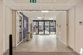 <strong>Instapklare handelsruimte van ca. 369 m² op een absolute toplocatie</strong> <br /><br /><strong>Indeling: </strong><br /><br />- Ruime inkomhal met veel lichtinval <br />- Aparte vergaderruimte, ideaal voor klantgesprekken of teammeetings<br />- Zes individuele bureaus met wanden uit glas, deels transparant<br />- Volledig uitgeruste kitchenette met praktische opbergkasten en aangename eetruimte<br />- Sanitaire voorzieningen met toilet en wastafel<br />- Praktische, ingebouwde kasten<br />- Aansluitend twee autostaanplaatsen en een garagebox aan de achterzijde van het eigendom<br /><br /><strong>Algemeen: <br /></strong><br /><span>- Jaarlijkse verrekening van onkosten voor gemene delen <br /></span>- Provisie van 250 euro/maand<br /><span>- OV 2025: 2.850<br /><br />Stedenbouwkundige inlichtingen in aanvraag </span>