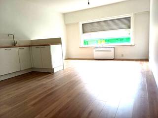 Dit volledig vernieuwde appartement bevindt zich op het gelijkvloers van een kleinschalige residentie, gelegen in de René Sabbestraat 41 te Waregem. Dankzij de centrale ligging bevindt het station zich vlakbij en ligt het bruisende centrum op wandelafstand.<br />Het appartement werd recent grondig gerenoveerd en beschikt over een nieuwe keuken, een moderne badkamer en werd volledig herschilderd.<br />De indeling is als volgt: lichtrijke leefruimte met volledig uitgeruste open keuken, badkamer met lavabomeubel en inloopdouche, slaapkamer en een apart toilet.<br />Achteraan de residentie is een privatieve garagebox inbegrepen, met daarachter een klein privé-tuintje.<br />De voorgevel wordt in juli nog wit geschilderd (dan zal het er uitzien als op de simulatiefoto) !<br />Daarnaast is het appartement zeer energiezuinig dankzij de verwarming via lucht/lucht warmtepompen, die ook voor aangename koeling zorgt tijdens de zomermaanden.<br />Kortom, een ideaal appartement voor een huurder die comfortabel en centraal wil wonen in Waregem.<br />Huurprijs : 700 + 20 euro/maand.<br />Voor meer informatie en/of een bezoek ter plaatse, contacteer Christophe op 0497/66.19.41 of info@exactimmo.be