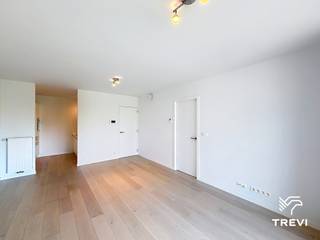 <p><strong>BRUSSEL – In de Kanaalzone, tegenover Tour & Taxis en in de directe nabijheid van winkels, restaurants en openbaar vervoer, in het recente project "Canal Wharf", schitterend 1-slaapkamerappartement van ±67m² bewoonbare oppervlakte gelegen op de 3e verdieping. Het appartement bestaat uit een inkomhal met plaats voor een wasmachine, een apart toilet, een douchekamer (douche, dubbele wastafel), een lichte woonkamer van ±24m² met toegang tot een ruim terras van ±11m², een halfopen volledig uitgeruste keuken (oven, kookplaat, dampkap, koelkast/vriezer, vaatwasser) en een mooie slaapkamer van ±14,5m² die eveneens toegang biedt tot het terras. Provisie voor lasten van € 150/maand (warm water, verwarming, gemeenschappelijke delen). EPC B+! Beschikbaar vanaf 01/11/2026. Afmetingen worden ter indicatie gegeven.</strong></p>
<p> </p>
<p><u>Op de 3<sup>e</sup> verdieping:</u></p>
<p> </p>
<ul>
<li>Inkomhal met plaats voor wasmachine</li>
<li>Apart toilet</li>
<li>Douchekamer (douche, dubbele wastafel)</li>
<li>Woonkamer van ±24m² (4 x 6) met toegang tot terras van ±11m²</li>
<li>Halfopen volledig uitgeruste keuken (oven, kookplaat, dampkap, koelkast/vriezer, vaatwasser)</li>
<li>Slaapkamer van ±14,5m² (3 x 4,75) met toegang tot terras van ±11m²</li>
</ul>
<p> </p>
<p>Provisie voor lasten van € 150/maand (warm water, verwarming, gemeenschappelijke delen)</p>