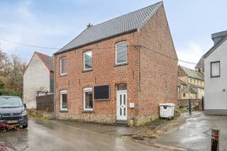<p>Op een uitstekende en rustige locatie in Bertem vind je deze te renoveren woning, gelegen in een zeer rustige eenrichtingsstraat en toch centraal dichtbij alle voorzieningen. De woning ligt op korte afstand van de op- en afrit van de autostrade, IMEC, UZ Gasthuisberg, supermarkten, scholen en een bushalte.</p>
<p>Een deel van de woning doet momenteel dienst als kapsalon, maar staat officieel gekend als woonhuis. Dit biedt heel wat mogelijkheden om hier opnieuw een gezellige woning van te maken.</p>
<p>Een groot pluspunt is dat het dak recent volledig werd vernieuwd, waardoor een zware investering al achter de rug is. Bovendien biedt de zolderruimte interessante uitbreidingsmogelijkheden voor extra slaapkamers en een badkamer.</p>
<p>De grootste troef van deze woning is zonder twijfel de zuidwest georiënteerde tuin met een prachtig zicht op de Sint-Pieterskerk van Bertem. Hier geniet je volop van rust, zon en groen.</p>
<p>Deze woning is ideaal voor wie rustig maar toch centraal wil wonen en zin heeft om er zijn of haar eigen thuis van te maken.<br /><br />Meer informatie?<br />Bel Lotte op 0474 38 63 93 of mail naar lotte@immogve.be </p>