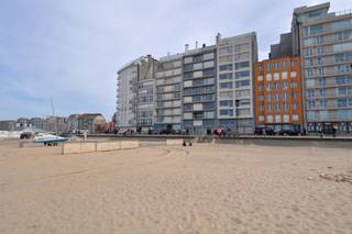 Gesloten garagebox gelegen op de zeedijk van Duinbergen.