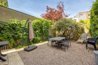 Dit ruime gelijkvloerse appartement bevindt zich op een toplocatie aan de Amerikalei, in een populaire en levendige buurt met winkels, horeca, openbaar vervoer en invalswegen binnen handbereik. De centrale ligging combineert stadscomfort met een vlotte bereikbaarheid.<br /><br />U komt binnen in een ruime inkomhal met toegang tot een bureauruimte die eveneens kan dienen als slaapkamer of leefruimte. De volledig geïnstalleerde keuken is uitgerust met een aansluitende wasplaats en geeft rechtstreeks toegang tot de stadstuin. In de gang vindt u een apart toilet en een ruime leefruimte die flexibel kan worden ingericht als living, extra slaapkamer of bureau. Achteraan ligt de rustige slaapkamer, naast de badkamer met inloopdouche. Een privatieve kelderberging biedt extra opbergruimte.<br /><br />De tuin vormt een aangename buitenruimte waar u in alle rust kunt genieten van het buitenleven midden in de stad.<br /><br />Met een EPC-label E valt het pand onder de renovatieverplichting. Dit pand is onderworpen aan de renovatieverplichting van de Vlaamse overheid voor residentiële gebouwen (behoudens bij sloop binnen 5 jaar na de aankoop). Consulteer voor meer informatie de website van het Vlaams Energie- en Klimaatagentschap via https://www.vlaanderen.be/een-huis-of-appartement-kopen/renovatieverplichting-voor-residentiele-gebouwen.<br /><br />Troeven<br />Toplocatie aan de populaire Amerikalei<br />oppervlakte van 137 m²<br />parketvloer<br />Flexibele indeling met bureau- of extra slaapmogelijkheid<br />Gezellige stadstuin <br />slaapkamer aan de achterzijde