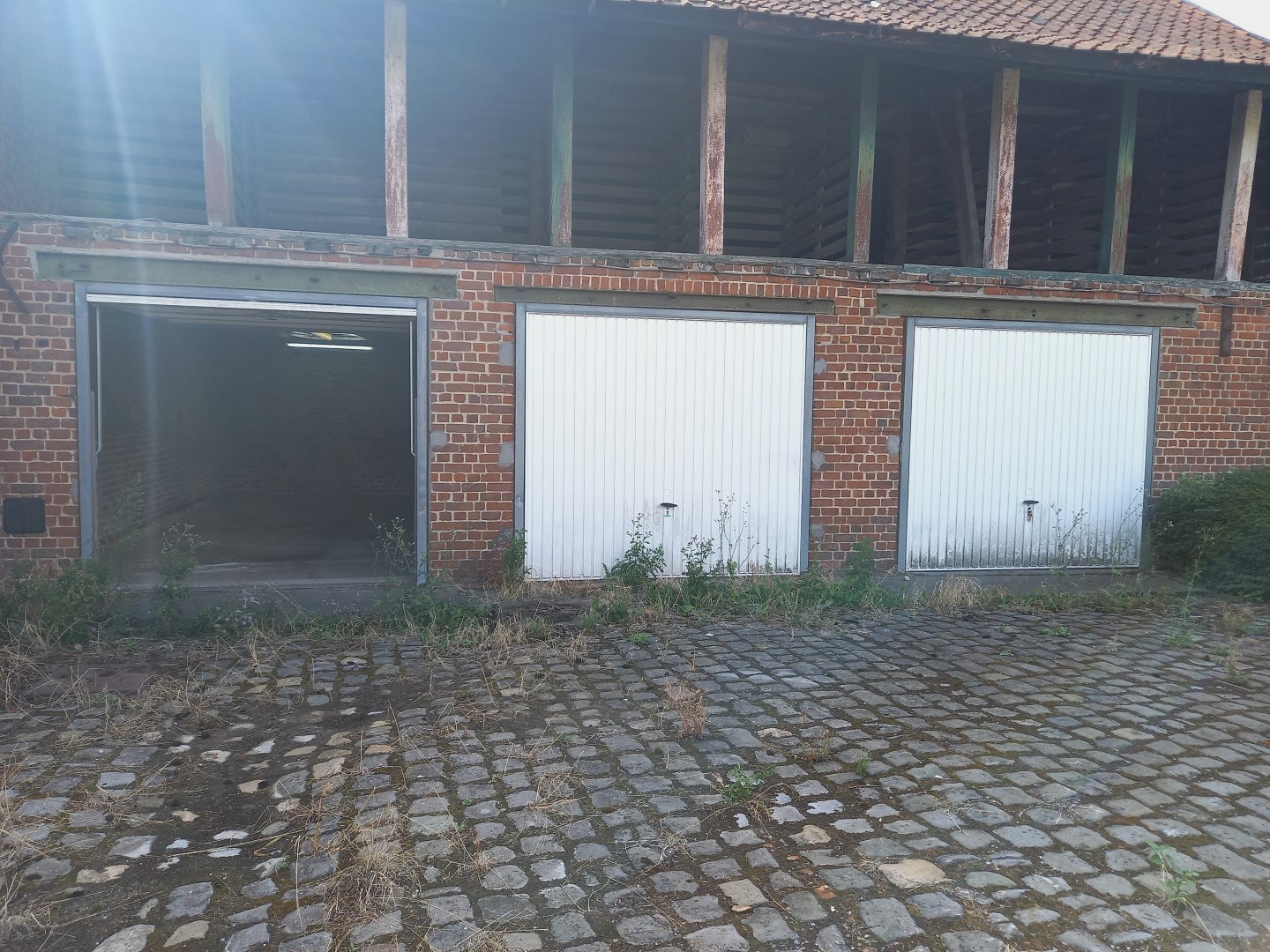 Deze zeer ruime garage heeft 3 poorten en kan ruimte bieden aan 3 wagens.Kan gebruikt worden op opslagruimte.Neem gerust contact op voor een bezoek.