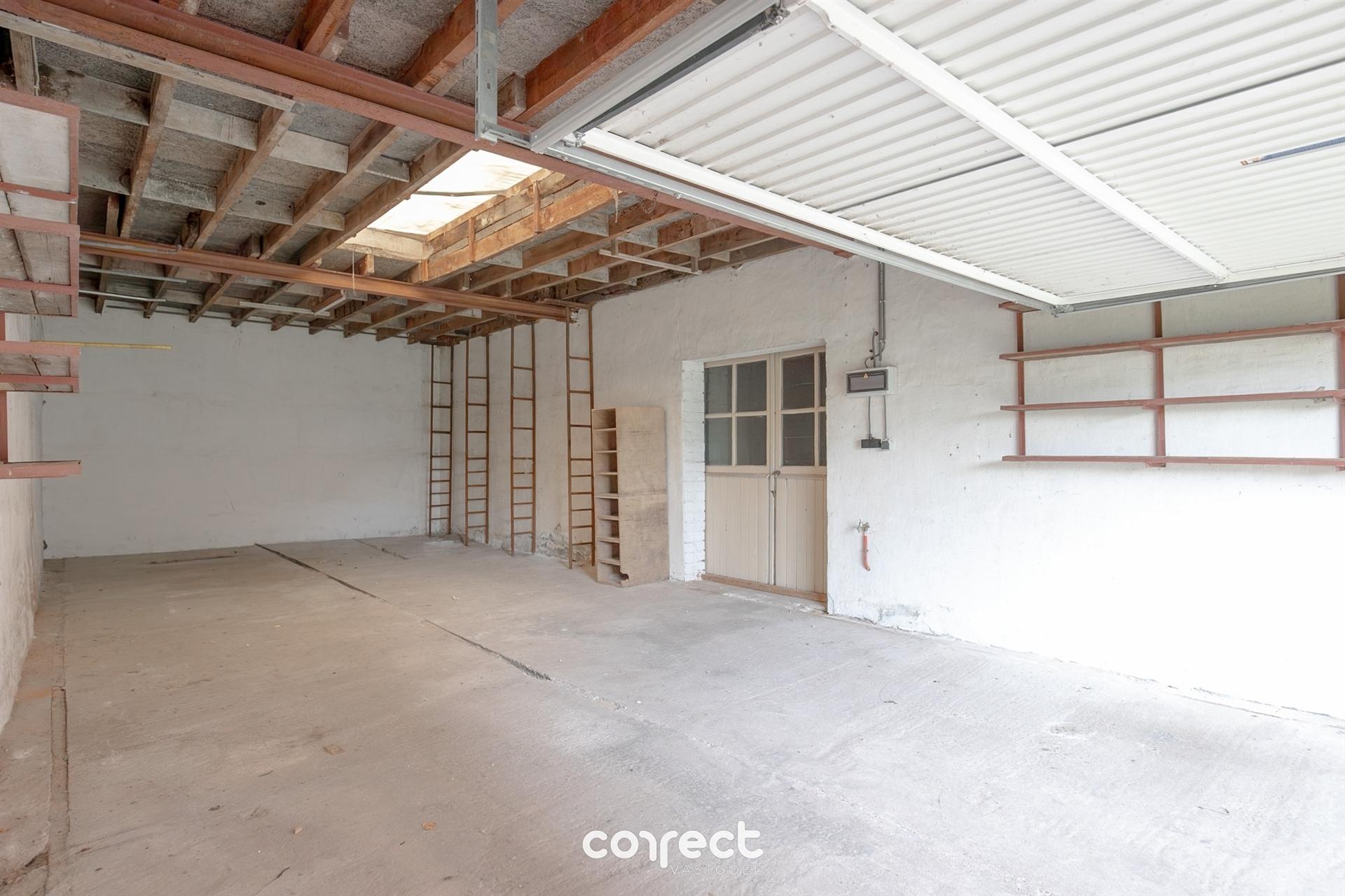 Garage met werkplaats of opslagplaats. - foto 2