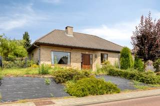 <p>Deze bungalow in Groot-Bijgaarden biedt een aangename combinatie van ruimte, comfort en praktische voorzieningen. De woning beschikt over twee slaapkamers, een lichtrijke woonkamer, een tuin en een ondergrondse garage. Via de ruime inkomhal kom je in de leefruimte, waar het natuurlijke licht voor een aangename sfeer zorgt. De keuken sluit hierop aan en geeft rechtstreeks uit op de tuin, wat zorgt voor een fijne verbinding met de buitenruimte.</p><p> </p><p>Daarnaast beschikt de woning over twee slaapkamers en een badkamer met douche en ligbad. Een bergruimte en kelder bieden extra plaats voor het opbergen van spullen. Ook op het vlak van parkeren biedt de woning praktische voordelen. De ondergrondse garage zorgt voor een veilige en comfortabele plaats voor de wagen. Daarnaast is er op de oprit eveneens ruimte om een wagen te parkeren.</p><p> </p><p>Een bijkomende troef is het goede EPC, dat bijdraagt aan het energiezuinige karakter van de woning. In combinatie met de praktische indeling, de gelijkvloerse slaapkamers, de tuin en de parkeermogelijkheden maakt dit van deze bungalow in Groot-Bijgaarden een interessante woning voor wie op zoek is naar comfortabel wonen.</p><p> </p><p>De woning is gelegen nabij scholen en openbaar vervoer.</p><p> </p><p>Benieuwd naar deze bungalow? Neem contact met ons op voor meer informatie of plan een bezoek.</p>