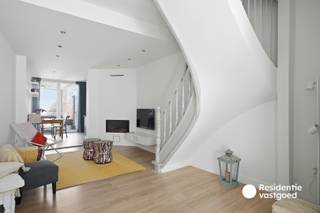 Charmante instapklare rijwoning met 3 slaapkamers, ruime stadskoer en EPC B in het gezellige Ezelstraatkwartier, midden in het historische centrum van Brugge met tal van winkels, horecazaken, scholen en dagelijkse voorzieningen op wandelafstand! Deze woning wordt uitsluitend aangeboden via het principe van huurkoop, waarbij u de woning eerst huurt met het oog op een latere aankoop. De concrete voorwaarden worden in onderling overleg vastgelegd.<br />Deze karaktervolle woning uit 1850 biedt ca. 129 m² bewoonbare oppervlakte op een perceel van 88 m² en werd doorheen de jaren zorgvuldig vernieuwd. De nutsvoorzieningen werden aangepakt, de gevel opnieuw gecementeerd en de woning recent volledig herschilderd. Met een EPC-score van 142 kWh/m² geniet u bovendien van energielabel B, zonder renovatieplicht.<br />Op het gelijkvloers bevinden zich een inkomhal, gastentoilet, eetplaats, ruime zithoek en ingerichte keuken. Achteraan ligt een aangename, oostgerichte stadskoer met bergruimte.<br />De verdiepingen omvatten drie slaapkamers, een ruime badkamer met ligbad, inloopdouche en dubbele lavabo en een praktische zolderruimte via vaste trap. <br />De vermelde prijs is een richtprijs. Elk bod hoger of lager dan de vermelde prijs wordt overgemaakt aan de eigenaar die zich het recht voorbehoudt om dit al dan niet te aanvaarden. Ref.BR00087