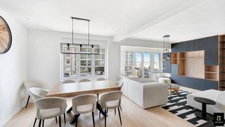 Stijlvol gerenoveerd appartement met prachtig zeezicht aan het Albertstrand, op wandelafstand van het bruisende centrum van Knokke. Indeling: inkomhal met vestiaire en gastentoilet. Ruime lichtrijke woon en eetkamer die uitkijkt op de zee. Open, moderne keuken die uitgerust is met kwalitatieve toestellen. Het appartement beschikt over twee ruime slaapkamers, elk met een eigen aansluitende douchekamer/badkamer. De twee slaapkamers zijn voorzien van ingemaakte kasten en bureau. Derde kamer die kan gebruikt worden als slaapkamer, bureau of leeshoek en met douchekamer. Gemeenschappelijke fietsenberging. Privatieve kelder. Meubels zijn inbegrepen in de prijs.