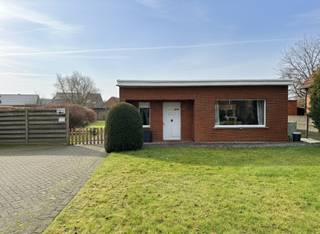 Deze leuke bungalowwoning met één slaapkamer is gelegen op een ruim perceel van 1.050 m² in een uiterst rustige woonwijk te Wechelderzande. U...