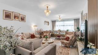 <p><span>Square Estate stelt u dit mooie appartement te koop voor, gelegen in een middelgrote mede-eigendom en met aangename volumes en een functionele indeling.</span></p><p><span>Het appartement bestaat uit een ruime inkomhal die toegang geeft tot een aangename leefruimte, een volledig uitgeruste keuken en een praktische berging. De leefruimte geeft uit op een eerste terras van ongeveer 5 m².</span></p><p><span>Het nacht gedeelte omvat twee slaapkamers, met toegang tot een tweede terras van ongeveer 2 m², evenals een douchekamer en een apart toilet.</span></p><p><span>Het appartement is eveneens uitgerust met een videofoon en beschikt over een EPC C, dicht bij niveau B, wat zorgt voor een goede energieprestatie. De ramen bestaan deels uit enkele beglazing met metalen profielen en deels uit dubbele beglazing met PVC-raamprofielen.</span></p><p><span>De verwarming gebeurt momenteel via een gemeenschappelijke stookolieketel. De mede-eigendom is echter bezig met de omschakeling naar een verwarmingssysteem op gas.</span></p><p><span>De gemeenschappelijke lasten omvatten onder meer water, verwarming en de kosten verbonden aan de gemeenschappelijke delen van de mede-eigendom.</span></p><p><span>Een buiten parkeerplaats vervolledigt het geheel.</span></p><p><span>Dankzij de aangename indeling, de twee terrassen, de goed verdeelde ruimtes en de parkeerplaats is dit appartement zowel geschikt voor eigen bewoning als voor een investering.</span></p><p><span>Voor bijkomende informatie of om een bezoek te plannen, contacteer Square Estate op 02/460.42.01 of via <span>info@square-estate.be</span></span><span> </span></p>