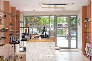 VALIMMAS verkoopt deze commercieel gelegen (handels)woning met mooie tuin....
Het gelijkvloers omvat een inkomhal, een handelsruimte vooraan (± 20m²), een tussenruimte (± 16m²) met inbouwkasten, een (bureel)ruimte achteraan (± 25m²), een toilet, een veranda en de tuin achteraan (ideaal georiënteerd naar het zuidwesten).
De eerste verdieping herbergt een overloop, een toilet, een ruime living met schuifraam naar het overdekte terras achteraan (± 29m²), een keuken en een balkon vooraan.
De tweede verdieping bestaat uit een overloop, twee grote slaapkamers, een dressing, en een badkamer met ligbad.
De woning is grotendeels onderkelderd (± 75m²).
Commerciële ligging langsheen N9 Brussel-Aalst. Uitstekende zichtbaarheid. Mobiscore = 8,5/10. Parkeerstrook voor de woning.