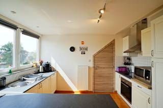 Dit appartement maakt deel uit van een voormalig herenhuis opgedeeld in 4 appartementen. Het gebouw is gelegen in een rustige straat in de nabijheid van diverse winkels, scholen en openbaar vervoer. Bovendien werden alle appartementen in 2013 compleet gerenoveerd. Dit appartement op de tweede verdieping beschikt over een aangename en lichtrijke leefruimte met open keuken en aansluitend de berging. Daarnaast is er nog de ruime slaapkamer, badkamer en apart toilet. Momenteel is het appartement verhuurd. Achteraan het gebouw is er ook de mogelijkheid om 1 of meerdere garages bij aan te kopen.<br />Het appartement beschikt ook over een zeer gunstig EPC en is daardoor ook de ideale zorgeloze investering. Bel vandaag nog voor een bezoek naar 052/41.41.94.<br />Referentie: 4826