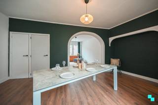 Deze instapklare en goed onderhouden woning met drie slaapkamers is gelegen op een toplocatie in Kortrijk. De woning geniet van een zeer gunstige ligging in de nabijheid van enkele belangrijke invalswegen, scholen, openbaar vervoer, winkels en lokale handelaars op wandel- en fietsafstand. Indeling: Ruime inkomhal met rechtstreeks toegang tot de gezellige leefruimte met eetplaats en aansluitend de vernieuwde keuken (voorzien van een vaatwasmachine, oven, inductiekookplaat met dampkap, ingebouwde koelkast etc.). De leefruimte kijkt uit op het stadskoertje. Via de leefruimte is er ook toegang tot de kelder. De eerste verdieping bestaat uit 2 ruime slaapkamers en een apart toilet. De bovenverdieping is voorzien van een berging/wasplaats (voorziening aanwezig voor een wasmachine en droogkast), een derde slaapkamer en een badkamer voorzien van een ligbad, toilet, inloopdouche en een dubbele wastafel. Technisch: HR-beglazing B (PVC) | CV op aardgas | EK conform | EPC-label C. Troeven: Dak vernieuwd (6 jaar geleden) | Gunstige locatie | Instapklaar | Drie ruime slaapkamers. Benieuwd? Pieter (BIV 515.887) organiseert voor deze woning de bezoeken, mits het maken van een afspraak via 056 98 03 03. www.bordes.be