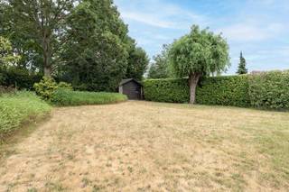 <p></p>
<p>In een rustige straat te Oostakker vinden we deze te renoveren villa met 4 slaapkamers terug. De woning is gelegen op een mooi perceel van 960 m², omringd door groen. Met een bewoonbare oppervlakte van 193 m² biedt dit pand heel wat mogelijkheden voor wie op zoek is naar een renovatieproject met veel potentieel op een toplocatie.</p>
<p>Op het gelijkvloers bevindt zich een inkomhal met apart toilet, 2 slaapkamers, een badkamer, een ruime en lichtrijke leefruimte, een grote keuken met eetplaats, een koele berging, een wasplaats en een garage.</p>
<p>Op de eerste verdieping bevinden zich nog eens 2 slaapkamers en een tweede badkamer met zitbad, douche, wastafel en toilet. Dankzij de grote raampartijen geniet de hele woning van veel natuurlijk licht. Mits de nodige renovatiewerken kan dit een echt juweeltje worden.</p>
<p>Buiten biedt de villa een groene oase met een goed onderhouden tuin, waar u geniet van optimale rust en privacy. De combinatie van de perceelgrootte, de ruimte en de ligging maakt deze eigendom een uitstekende opportuniteit.</p>
<p>Interesse? Vraag dan vandaag een bezoek aan.</p>
<p>Renovatieplicht: ja</p>