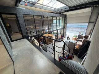 TE KOOP Alken: KMO-unit met kantorenRecent bedrijfsgebouw (272m²) met 2 parking (P8 & P22), gelegen op het industrieterrein "De Kolmen", met een...