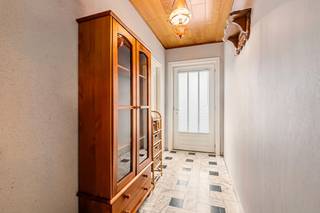 [[ DIT PAND NEEMT DEEL AAN DE ERA OPEN HUIZEN DAG OP 19/9 VAN 17:30 TOT 18:30 ]]
<p><strong>Ligging &amp;amp; indeling</strong><br />Maak dan kennis met deze bungalow in de Stuivenbergstraat in Ertvelde. De woning is gelegen op een perceel van maar liefst 515 m² en werd doorheen de jaren met de nodige zorg en liefde verzorgd. Dankzij de bungalowindeling bevinden de belangrijkste leefruimtes en slaapkamers zich allemaal op één niveau, wat zorgt voor optimaal wooncomfort.</p>

<p>Bij het binnenkomen valt meteen de zeer lichtrijke leefruimte op. Deze staat rechtstreeks in verbinding met de keuken, waardoor een aangename en praktische leefomgeving ontstaat. Verder beschikt de woning over 3 volwaardige slaapkamers, ideaal voor een gezin, koppels die extra ruimte wensen of wie een bureau/hobbyruimte nodig heeft.<br />De zolderverdieping biedt heel wat mogelijkheden en kan naar eigen behoefte worden ingericht. Ook technisch scoort deze woning! Alle ramen werden vernieuwd en voorzien van hoogrendementsglas en de buitenmuren werden geïsoleerd, wat bijdraagt aan de energieprestaties van de woning.</p>

<p>Buiten geniet u van een overdekt terras aansluitend op de leefruimte, ideaal om in alle weersomstandigheden van de tuin te genieten. Daarnaast beschikt de woning over een aparte garage, wat zorgt voor extra parkeermogelijkheid en bergruimte.<br /><br /><strong>Troeven</strong></p>

<ul><li><strong>Perceel van 515 m²</strong></li><li><strong>Degelijk onderhouden bungalow</strong></li><li><strong>Zeer lichtrijke leefruimte met aansluiting op de keuken</strong></li><li><strong>3 volwaardige slaapkamers</strong></li><li><strong>Volledige zolder met tal van mogelijkheden</strong></li><li><strong>Ramen vernieuwd met hoogrendementsglas</strong></li><li><strong>Buitenmuren geïsoleerd</strong></li><li><strong>Aparte garage</strong></li></ul>
UW DROOMWONING? ZO GEVONDEN!<br />