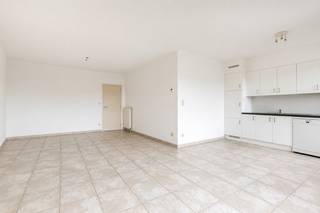 Ben je op zoek naar een ruim appartement op een centrale ligging in Bazel?<br />Zoek niet verder! Het appartement is gelegen op de derde verdieping van een kleinschalig en zeer goed onderhouden gebouw. <br /><br />Je komt het appartement binnen via de ruime inkomhal, die toegang biedt tot de lichtrijke leefruimte met open keuken.<br /><br />Verder beschikt het appartement over <strong>twee volwaardige slaapkamers,</strong> waarvan één rechtstreekse toegang geeft tot het terras.<br />De badkamer is voorzien van een dubbele wastafel en een inloopdouche.<br />Daarnaast zijn er een apart gastentoilet en een praktische, ruime berging/wasplaats.<br /><br />Als extra troeven beschikt het appartement over<strong> een lift</strong>, een afzonderlijke garage en een gemeenschappelijke fietsenberging.<br /><br />Elektriciteit conform, PVC ramen met dubbel glas en centrale verwarming op gas. <br />Bron bewoonbare oppervlakte : EPC - certificaat<br /><br />Dankzij de gunstige ligging woon je op korte afstand van winkels, scholen, openbaar vervoer en belangrijke invalswegen.<br />Ideaal voor eigen bewoning of als interessante investering.<br />Bel ons op nu 03/775.78.79.<br />Ben je ook van plan jouw eigendom te verkopen? Maak een afspraak voor een gratis schatting, wij maken er samen een succesverhaal van.