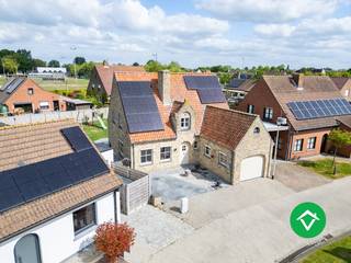 Deze landelijke woning bevindt zich in een rustige woonwijk in Koekelare, met als extra troef het speelplein en de recreatiezone De Mote grenzend aan de achtertuin. Ideaal voor gezinnen die houden van rust, maar toch dicht bij alle voorzieningen willen wonen zoals scholen, winkels, openbaar vervoer en speeltuinen.<br /><br />Indeling van de woning:<br />U komt binnen via de inkomhal met gastentoilet. Van hieruit bereikt u de lichtrijke leefruimte met zicht én toegang tot de zonnige tuin. Aansluitend vindt u de volledig ingerichte keuken, een handige berging/wasplaats, een douchekamer (perfect na tuinwerk of buitenspelen van de kinderen en/of hond) en een inpandige garage.<br /><br />Op de eerste verdieping bevinden zich drie volwaardige slaapkamers, een badkamer met bad, toilet en lavabomeubel, en een praktische zolderruimte voor extra opslag.<br /><br />De afgesloten tuin biedt volledige privacy en is een zalige plek om tot rust te komen.<br /><br />Troeven van de woning? <br />✔ Regenwater aanwezig<br />✔ Zonnepanelen <br />✔ Blanco elektriciteitsrapport <br />✔ Geen renovatieverplichting <br /><br />Geïnteresseerd? Contacteer ons gerust voor een bezoek en ontdek deze woning.