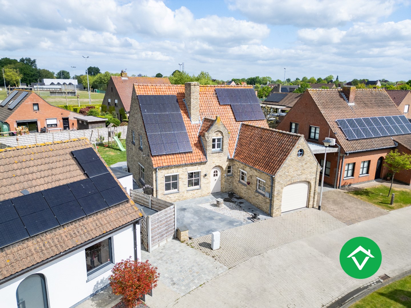 Landelijke gezinswoning met rustige ligging, 3 slaapkamers en een inpandige garage - foto 1