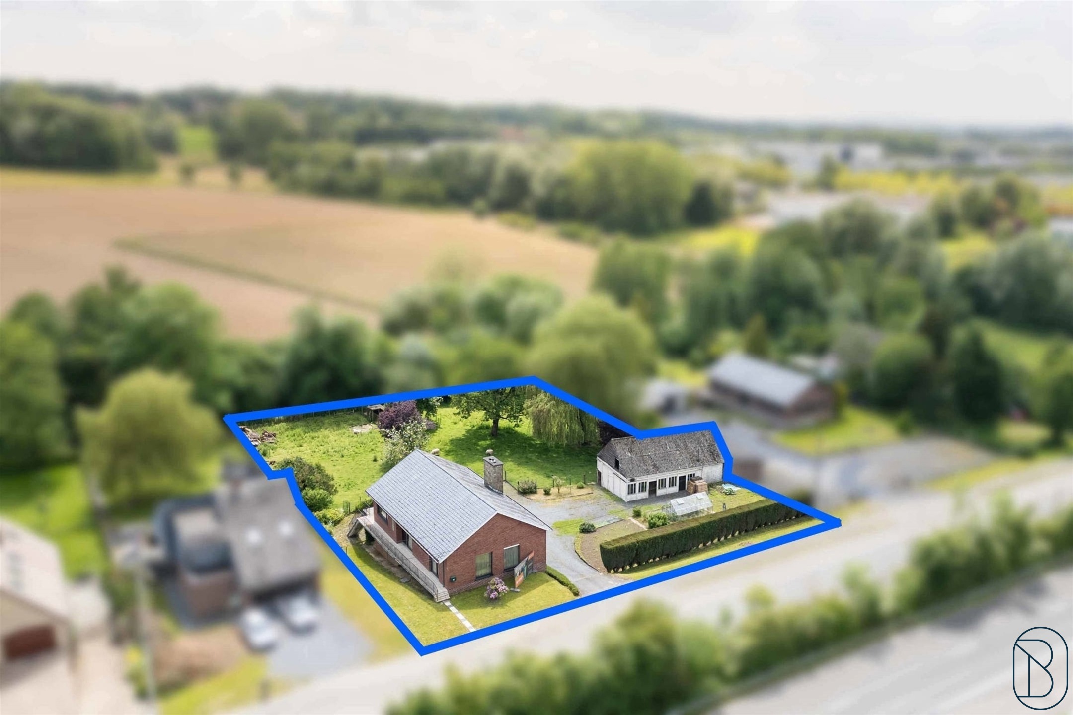 DEGELIJKE VILLA (onderkelderd) met extra bijgebouw/bouwgrond - foto 1