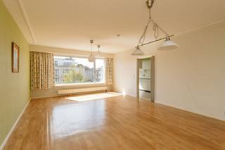 <p>Op de derde verdieping van dit gebouw ontdek je een appartement dat meteen rust en ruimte uitstraalt. Je komt binnen via een aangename, ruime inkomhal met een apart toilet en extra bergruimte, dit is dus praktisch en comfortabel vanaf de eerste stap.</p><p><br /></p><p>Vooraan bevindt zich de leefruimte, waar grote raampartijen zorgen voor een overvloed aan natuurlijk licht en een open, luchtig gevoel. Aansluitend ligt de keuken, die vandaag perfect functioneel is en tegelijk de kans biedt om ze stap voor stap naar eigen smaak te vernieuwen.</p><p><br /></p><p>Aan de achterzijde van het appartement bevinden zich twee volwaardige slaapkamers en een badkamer met inloopdouche. </p><p><br /></p><p>Op het gelijkvloers is er bovendien een gemeenschappelijke tuin, een fijne plek om even buiten te zijn en tot rust te komen. Daarnaast beschikt het appartement ook nog over een extra privatieve bergruimte op het gelijkvloers, handig voor fietsen, seizoensspullen of extra opslag.</p><p><br /></p><p>Een aangenaam appartement met een logische indeling, veel licht en het potentieel om er helemaal jouw thuis van te maken.</p>