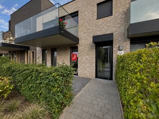 <p><strong>Recent modern en energiezuinig gelijkvloers appartement met 2 slaapkamers, zonneterras én tuin binnen Residentie Leyndecker op een zeer rustige maar centrale ligging gelegen te Veerle-Laakdal.</strong><br /><br /><span><strong>Indeling</strong></span><br />+ Inkomhal<br />+ Apart gastentoilet met handenwasser<br />+ Leefruimte bestaande uit zit- en eethoek<br />+ Aangrenzende volledig geïnstalleerde u-vormige open keuken<br />+ Berging/wasplaats met aansluiting WM/DK en uitgietbak<br />+ 2 slaapkamers<br />+ Badkamer met modern lavabomeubel én inloopdouche<br /><br /><span><strong>Energie & technieken</strong></span><br />+ E-peil: E51 (energiezuinig!)<br />+ EPC: 90,79 kWh/m²/jaar - Label A met UC: 13053-G-2014/00022/EP10894/A002/D02/SD004.<br />+ Verwarming op gas met vloerverwarming (Kamers hebben een afzonderlijke kamerthermostaat!)<br /><br /><span><strong>Extra troeven</strong></span><br />+ Privatieve volledig omheinde tuin met groot zonneterras, grenzend aan de leefruimte.<br />+ Lift aanwezig in het gebouw.<br />+ Autostaanplaats en berging in de ondergrondse parkeergarage in de huur inbegrepen.<br />+ Gemeenschappelijke ondergrondse fietsenberging aanwezig<br /><br />Het mooi aangelegde afgesloten binnenplein van deze residentie is volledig verkeersvrij!<br /><br /><strong><em>Het appartement is centraal gelegen op de as Geel - Averbode - Diest, op wandelafstand van bakker, slager, bank, supermarkt, scholen, openbaar vervoer en op slechts enkele kilometers van het op- en afrittencomplex E313.</em></strong></p>