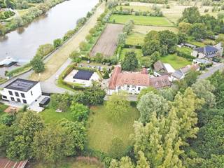 Voor meer informatie of een bezoek, bel Anne De Block via 0471380036 of via anne@ocvastgoed.beDit feeëriek handelspand met aansluitende woonst...