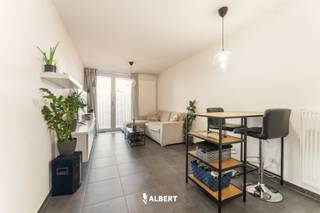 Zéér verzorgd appartement in residentie "Dok-Sight" met een bewoonbare oppervlakte van 59 m², nabij het centrum van Izegem en diverse handelszaken, doch rustig gelegen aan het kanaal Roeselare-Leie. <br /><br />De indeling van het appartement is als volgt: <br />. Inkom met berging<br />. Wasruimte<br />. Toilet<br />. 1 slaapkamer<br />. 1 badkamer<br />. Woonruimte/leefruimte met open keuken<br />. Zuidgeoriënteerd terras<br />. Ondergrondse kelderberging <br /><br />Plan snel uw bezoek in via www.albert.immo of bel naar Angelique op 0484/74 25 68.