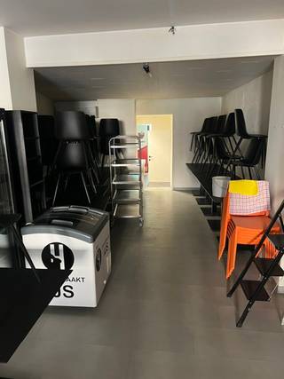 Dit handelspand is gelegen op een super commerciële locatie: op de Markt te Lokeren - rechtover de Sint-Laurentiuskerk - met ruime parkeergelegenheid.<br />Het betreft een handelspand waarbij het gelijkvloers bestaat uit een quasi-instapklaar handelsgedeelte met een oppervlakte van ca 90 m².<br />In dit pand waren de laatste decennia verschillende handelszaken gevestigd: een bankkantoor, een kinderschoenenwinkel, een horecazaak, ... De laatste jaren was pannenkoekenhuis HAAS hierin gevestigd, maar wegens pensionering werd deze activiteit stopgezet en heeft de eigenaar besloten het pand te verkopen.<br />Het pand is dan ook onmiddellijk beschikbaar.<br />Op de eerste &amp; tweede verdieping van het gebouw kan een woongelegenheid ingericht worden. Dit deel van het gebouw moet echter grondig gerenoveerd worden.<br />Totale grondoppervlakte = 101 m².<br />KI = 1.949,00 EUR<br />EPC-score = label E (nummer 0003838276)<br />Interesse?<br />Neem dan contact op met Hans op GSM +32 497 26 99 37<br />of via e-mail: hans@finactor.be