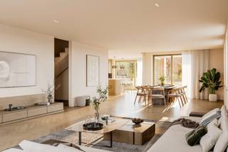 Deze nieuw te bouwen woning ligt op een toplocatie in centrum van Opvelp, vlakbij uitvalswegen, openbaar vervoer, een school en kinderopvang. <br /><br />De werken starten kortelings dus op dit moment kunnen er nog bepaalde aanpassingen gebeuren naar wens van de klant, maar standaard wordt er al een hoogwaardige afwerking voorzien. <br /><br />Indeling:<br />Ruime inkomhal met vestiaire en apart bezoekerstoilet. Zeer grote zit- en eetruimte met aansluitend een half-open leefkeuken die zicht geeft op de tuin en het terras, waarvan een deel overdekt is. Naast de keuken bevindt zich een handige keukenberging. Verder vinden we op het gelijkvloers nog een technische berging en de traphal naar de eerste verdieping.<br />Op de eerste verdieping vinden we een ruime nachthal, een zeer volumineuze master bedroom met en-suite badkamer waar je zowel over een bad als een douche beschikt. Verder nog 3 mooie slaapkamers met voldoende ruimte voor bed, bureau en kast. Als laatste nog een extra badkamer met douche en een aparte WC. <br /><br />Op energetisch vlak scoort deze woning boven alle standaarden: lucht-water warmtepomp, vloerverwarming, zonnepanelen, ventilatiesysteem D en regenwaterrecuperatie. De woning behaalt minstens E-peil 0 of lager en is daarmee niet alleen toekomstgericht, maar zorgt tevens voor lage verbruikskosten.<br /><br />De woning wordt gebouwd door Nextum, een kwalitatieve en lokale bouwpartner uit Leuven met een trackrecord in de regio.<br /><br />Contacteer lars@polares.eu voor de plannen en het lastenboek.