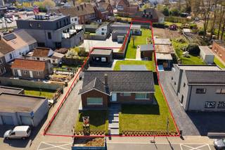 [[ DIT PAND NEEMT DEEL AAN DE ERA OPEN HUIZEN DAG OP 13/6 VAN 13:00 TOT 14:00 ]]
<p><strong>Instapklare villa met 3 slaapkamers in Sint-Eloois-Vijve</strong></p>

<p>Deze charmante alleenstaande gelijkvloerse villa combineert comfort, ruimte en een centrale ligging. De woning werd in 2008 volledig gerenoveerd en is volledig instapklaar. Ze beschikt over drie ruime slaapkamers, een hedendaagse badkamer en een volledig uitgeruste keuken met kookeiland.</p>

<p>De woning is gelegen op een mooi perceel van 1.294 m² en wordt aangevuld met twee functionele bijgebouwen in de tuin, ideaal voor extra opslag, hobbyruimte of professioneel gebruik.</p>

<p><br /><strong>Indeling: </strong>Inkomhal met gastentoilet, lichtrijke leefruimte met ruime eetplaats, aansluitend een open en volledig ingerichte keuken met keukeneiland, drie volwaardige slaapkamers, badkamer met inloopdouche en lavabo, kelder, inpandige ruime garage, aparte dubbele garage met elektrische poort en twee bijgebouwen in de tuin.</p>

<p><br /><strong>Troeven</strong></p>

<ul><li>
	<p>EPC C</p>
	</li><li>
	<p>Volledig gerenoveerd en instapklaar</p>
	</li><li>
	<p>Centrale ligging nabij scholen, winkels en ziekenhuis</p>
	</li><li>
	<p>Ruim perceel met extra bijgebouwen</p>
	</li><li>Gelijkvloers wonen</li></ul>
<strong>Vanafprijs €499.000 – elk hoger bod wordt overgemaakt aan de eigenaar.</strong>

<p>Heeft u interesse in deze woning of wenst u bijkomende informatie?<br />Neem gerust contact op met <strong>Sofie Bossuyt via 0474 222 182</strong>.</p>
