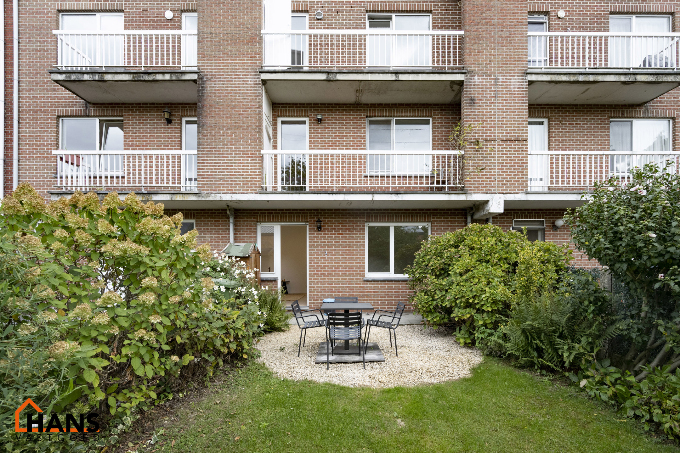 Gerenoveerd gelijkvloers appartement met 2 tuinen en garage. - foto 5