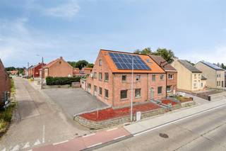 Ruime handelswoning op een zeer gunstige locatie te Hulshout! Deze knappe handelswoning bestaat uit een handelgelijkvloers van +- 165m² bruikbare...