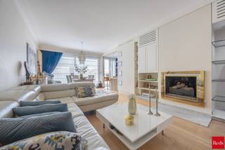 Dit zeer verzorgd appartement is centraal gelegen en heeft 2 slaapkamers.<br /><br />De living heeft veel lichtinval op een mooie houten vloer en er is overal dubbele beglazing.<br /><br />De open keuken op stenen vloer is volledig uitgerust en heeft: een ingebouwde ijskast en diepvries, een ceramische kookplaat, een dampkap, een vaatwasser, een dubbele spoelbak, een micro-oven en kasten boven en onder.<br /><br />De badkamer is volledig betegeld, een ligbad/douche en een lavabo.<br /><br />Het appartement heeft 2 slaapkamers ( 15m² + 11m²) en hebben beide zonnewering.<br /><br />Er is tevens een apart W.C. in het appartement.<br /><br />Het mooie terras (8m²) is aan de voorkant van het appartement gelegen en heeft een automatische zonnetent.<br /><br />Zeer gunstig EPC 176 kWh/m² jaar, LABEL B !<br /><br />De elektriciteit is conform.<br /><br />De maandelijkse kosten bedragen €250 ( verwarming, water, blokpolis, syndicus, minuterie, lift controle en onderhoud, ...) <br /><br />Voor meer info of een bezoek, neem contact op met Philip op 0476 99 90 29 of philip@reds.be.