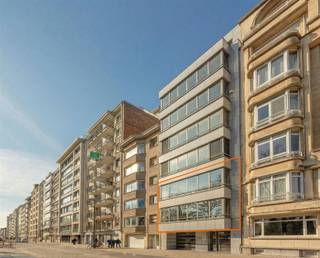 <p><span>UNIEK EN JONG DUPLEX APPARTEMENT</span></p><p><span>TOPLOCATIE </span></p><p><span>AAN HET STADSPARK</span></p><p><span> </span></p><p><span>Ontdek dit uitzonderlijke duplex appartement van 260 m² op het </span><span>1e en 2e Verdiep</span><span>, met een indrukwekkend West-georiënteerd terras van wel 100m²,</span></p><p><span>hier kunt u zich terugtrekken en genieten van de hoogwaardige afwerking, buitengewoon comfort en een uitzonderlijke buitenruimte.</span></p><p><span> </span></p><p><span>Een brede straat, eveneens toplocatie aan het vernieuwde Stadspark van Antwerpen perfect voor wie ruimte, luxe en rust zoekt. </span></p><p><span> </span></p><p><span>1</span><span><sup>e</sup></span><span> Verdiep</span></p><p><span>Riante inkomhal 30m² met statige trappenhal, </span><span>vestiaire ruimte, Gastentoilet + handenwasser.</span></p><p><span> </span></p><p><span>Luxe Leef-Eetkeuken 33m² (BULTHAUP) </span><span>met kookeiland, voorzien van alle comfort.</span></p><p><span>Toestellen MIELE & ATAG:</span></p><p><span>- Hoge Druk Stoom Oven</span></p><p><span>- Combi-Oven</span></p><p><span>- Koelkast + 2x Diepvries (x 3 Vriesladen)</span></p><p><span>- 4-Pits inductievuur</span></p><p><span>- Vaatwasser</span></p><p><span> </span></p><p><span>Woonkamer 64m² </span><span>op parket met Panoramisch zicht op het Stadspark.</span></p><p><span> </span></p><p><span> </span></p><p><span>2</span><span><sup>e</sup></span><span> Verdiep</span></p><p><span>Inkom 2 / nachthal op parket, </span><span>met aparte WC.</span></p><p><span>Berging/Waskamer 8m² </span><span>op ker. tegel, serverbox, aansl. Was- en droogkast, tech. ruimte.</span></p><p><span> </span></p><p><span>Het Master gedeelte:</span></p><p><span>+ Badkamer 10m² </span><span>op ker. tegel,</span><span> </span><span>inloop regendouche, WC, handdoek droger en dubbel lavabo meubel.</span></p><p><span>+ Slaapkamer 50m²</span><span> op parket, tv-aansluiting en Airco.</span></p><p><span> </span></p><p><span>2 Slaapkamers 16m² + 16m² op parket met ensuite terras.</span></p><p><span>2e Badkamer voll. tegel, </span><span>met bad-douche combinatie, handdoek droger en enkel lavabomeubel.</span></p><p><span> </span></p><p><span> </span></p><p><span>Privé Kelder 5m² en Gem. fietsenberging.</span></p><p><span> </span></p><p><span>Een ware Parel met Panoramisch zicht op het Stadspark</span></p><p><span>Exclusief Terras 100m² ideaal voor zonsondergangen en entertainment.</span></p><p><span> </span></p><p><span>Troeven</span></p><p><span>+ Bouwjaar 2010</span></p><p><span>+ Brede straat, veel openbare parking</span></p><p><span>+ 2x Gepantserde toegangsdeur (1e en 2e Verdiep)</span></p><p><span>+ CV op Gas, Vaillant '2021'</span></p><p><span>+ Video-parlofoon</span></p><p><span>+ Elektrische Rolluiken achteraan</span></p><p><span>+ Airco Woonkamer, Keuken en Master SLK (SANYO)</span></p><p><span>+ Kraanwerk Dornbracht & Hans Gröhe</span></p><p><span>+ Centrale Toplocatie nabij, gezellige Restaurants, winkels, ...</span></p><p><span>+ LIFT op beide verdiepen van Duplex</span></p><p><span>+ Panoramisch Zicht op Stadspark</span></p><p><span>+ Terras Ca. 100M² (West)</span></p>