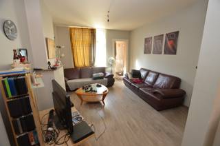 Zeer centraal gelegen appartement gelegen op de eerste verdieping in herenhuis, op wandelafstand van zee/strand, Station Oostende en winkels. <br /><br />Indeling:<br /><br />Inkomhall, woonkamer, ingerichte keuken, 1 slaapkamer, badkamer met inloopdouche, toilet, wastafel en plaats voor wasmachine, berging. <br /><br />- Het appartement is VERHUURD<br />- Dubbele beglazing PVC <br />- Individuele centrale verwarming op aardgas<br />- Elektriciteit conform.