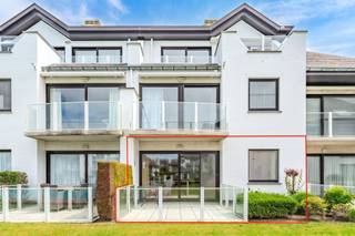 Goed onderhouden gelijkvloersappartement te koop met 1 slaapkamer, ruim terras en mooi open zicht op het zwembad en het groen van van de...
