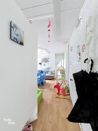 <p><span>Immeuble commercial stratégiquement situé dans un emplacement exceptionnel à Sint-Niklaas, juste en face de VITAZ et facilement accessible pour les clients et les visiteurs. Grâce à sa situation centrale, cet immeuble constitue le point de départ idéal pour une profession libérale, un cabinet, des bureaux ou une activité de services. Le local est actuellement aménagé en crèche et dispose d'un agencement pratique comprenant un espace bureau, une cuisine ouverte, trois pièces séparées pouvant parfaitement servir de bureaux, de cabinets ou de salles de consultation, des toilettes séparées et une terrasse. Les deux places de parking privatives situées à l'avant du bâtiment constituent un atout supplémentaire, offrant une valeur ajoutée considérable tant pour les clients que pour les collaborateurs. De plus, le bien est équipé d’un chauffage central au gaz naturel et est disponible immédiatement. Loyer : € 950 par mois. Cet emplacement commercial de premier choix vous intéresse ? Contactez-nous dès aujourd’hui et organisez votre visite.</span></p><p><span> </span></p>