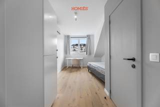 Op de bovenste verdieping van Residentie De Toewip bevindt zich deze charmante studentenkamer met een uniek karakter. De kamer combineert de gezellige sfeer van een dakkamer met het comfort van een recente totaalrenovatie. Dankzij de individuele warmtepomp geniet de bewoner van een aangenaam binnenklimaat gedurende het hele jaar, terwijl het EPC A-label garant staat voor een energiezuinige woonomgeving. Bewoners beschikken daarnaast over een gemeenschappelijke keuken, een ruim terras en een afgesloten fietsenstalling. Een unieke investeringsopportuniteit op een absolute toplocatie in Leuven. Brochure beschikbaar op aanvraag. Stedenbouwkundige inlichtingen in aanvraag. Verkoop onder het BTW-stelsel. Interesse? Contacteer ons via info@homies.be of 016 22 82 22. HOMIÉS, an Eye for Immo.