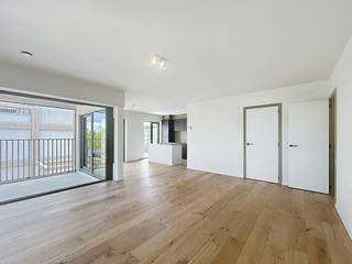 Project Kolenkaai staat voor ruim wonen in alle comfort en stijl. De kwalitatieve en hedendaagse afwerking met oog voor detail zie je én voel je elke dag. Voor Kolenkaai werd een Energy Service Company (ESCO) opgericht. Daarmee passen we innovatieve en duurzame hernieuwbare-energietechnieken toe. Zo worden de gebouwen verwarmd en passief gekoeld met warmtepompen die hun energie onder andere uit een BEO-veld halen.<br /><br />Ondergrondse autostaanplaats (P68) - Kelderberging (B2) <br /><br />Tweede verdieping:<br />- Inkomhal (3 m²) met apart toilet <br />- Badkamer 1 (6 m²) voorzien van een inloopdouche, toilet en dubbele lavabo<br />- slaapkamer 1 (13 m²)<br />- woonkamer met open keuken (33 m²) voorzien van inductie kookplaat met ingebouwde dampkap, vaatwasser, koelkast met diepvriesvakje, spoelbak en combi-oven<br />- Slaapkamer 2 (13 m²) <br />- Badkamer 2 (4 m²) voorzien van inloopdouche en lavabo<br />- Berging (3 m²) met aansluiting voor de wasmachine <br />- Terras (7 m²) met zicht op het water <br /><br />Troeven: <br />- Energiezuinig <br />- Veel lichtinval<br />- Staanplaats + berging <br />- Volledig geschilderd + gordijnrails<br /><br />Algemeen:<br />- Huurprijs: € 1.400,00 per maand<br />- Provisie gemeenschappelijke delen: € 75,00 per maand<br />- Provisie eigen verbruik (warm water + verwarming): € 100,00 per maand<br /><br />De snelste manier om een bezoek te brengen aan dit pand? Vraag je bezoek aan via de roze knop op onze website (www.dewaele.com) en je wordt gecontacteerd door onze verhuurexpert Broes.<br /><br />Telefonisch kunnen er geen afspraken gemaakt worden. Bij andere vragen kun je ons telefonisch contacteren via 050 444 999.<br /><br /><br />Deze AI-visualisaties zijn bedoeld als inspiratie. Er werd geen rekening gehouden met technische specificaties, stedenbouwkundige voorschriften of de concrete mogelijkheden tot realisatie.