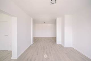 <p><span>CENTRE DE GAND - Studio rénové et prêt à emménager près de la gare de Gand-Saint-Pierre</span></p><p><span> </span></p><p><span>Situé au premier étage de cet immeuble, ce studio entièrement rénové est prêt à emménager</span></p><p><span>Idéal comme première acquisition ou comme investissement, il bénéficie d'un accès facile au centre-ville, aux campus universitaires et aux axes routiers principaux.</span></p><p><span> </span></p><p><span>Les principaux atouts en bref : </span></p><ul><li><span>Situation centrale à Gand avec un accès facile </span></li><li><span>Entièrement rénové avec une cuisine et une salle de bains neuves</span></li><li><span>Cuisine tout confort</span></li><li><span>Idéal comme investissement ou pour y vivre soi-même</span></li><li><span>Possibilité d'acheter un débarras en sous-sol</span></li><li><span>Bonne performance énergétique (PEP) et installation électrique conforme</span></li><li><span>À proximité des axes routiers, des transports en commun et des écoles</span></li></ul><p><span> </span></p><p><span>Agencement :</span></p><p><span>Hall d'entrée, cuisine (réfrigérateur, plaque de cuisson, lave-vaisselle, hotte aspirante), pièce à vivre ouverte</span></p><p><span> </span></p><p><span>Important</span><span>:</span></p><p><span>Prix indicatif : 275 000 euros</span></p><p><span>PEP : 70 kWh/m² par an</span></p><p><span> </span></p><p><span>Intéressé ? Contactez l'agence immobilière Axel Lenaerts pour plus d'informations ou pour organiser une visite sur place au </span><span>09 245 24 24</span>,<span> ou Hannelore@axellenaerts.be</span></p><p><span> </span></p>