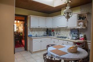 <p><span>Verzorgde woning die instapklaar is. Op het gelijkvloers is een  zitplaats, een eetplaats met aansluitend de keuken over de ganse breedte van de woning. De keuken is ingericht met veel kasten, gasvuur, oven , dampkap en ijskast. Achter de keuken is een ruime badkamer met douche, dubbele lavabo, ligbad en toilet. Verder is er nog een ruime wasplaats met aansluitend een veranda en een trap naar de lager gelegen tuin. De tuin heeft een uitweg naar de achtergelegen straat via het tuinhuis. Op de 1° verdieping zijn er 2 slaapkamers en een toilet. Onder het zadeldak is er nog een ruime zolder die toegankelijk is via een uittrektrap. Verder is er een droge kelder.</span></p><p><span>Het EPC is een F attest, maar met beperkte middelen kan er een D attest van gemaakt worden.</span></p><p><span> </span></p><p><span>Voor meer inlichtingen, een bezoek of een vrijblijvende waardebepaling van uw eigendom tel 03/866 16 61 of mail naar info@vastgoedclement.be.</span></p><p><span> </span></p><p><span>Stedenbouwkundige inlichtingen in aanvraag.</span></p><p><span> </span></p><p><span> </span></p><p><span> </span></p>