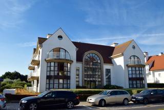 Gesloten garagebox te huur voor 1 wagen in een residentie in de Kustlaan in het Zoute in de villa residentie Golf Garden. Gemakkelijk...