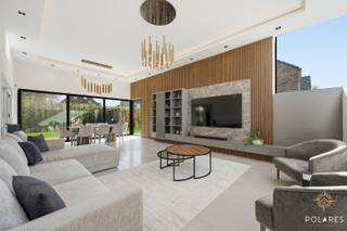 Bezoekdag op 2 mei, gelieve in te schrijven via de website of neem rechtstreeks contact via 0489/02.13.82<br /><br />Welkom in deze unieke, moderne nieuwbouwvilla (bouwjaar 2024) met meer dan 350m² bewoonbare oppervlakte (volgens EPC).<br /><br />Deze woning combineert vooruitstrevende energiezuinigheid (EPC-label A+) met een doordachte architectuur, hoogwaardige afwerking en een absolute topligging nabij golf en wellness.<br /><br />Al van bij het binnenkomen, ervaart u een interieur van topniveau, waar elk detail met zorg werd uitgewerkt. Maatwerk vormt de rode draad doorheen de woning, met stijlvolle ingebouwde kasten, duurzame en kwalitatieve materialen en een perfect evenwicht tussen esthetiek en functionaliteit.<br /><br />Dankzij de recente bouw en energie-efficiënte technieken geniet u niet alleen van maximaal wooncomfort, maar ook van een lage energiekost en toekomstgerichte investering.<br /><br />De villa beschikt over:<br /><br />4 volwaardige slaapkamers<br />2 elegante badkamers<br />Een ruime, multifunctionele leefkelder (ideaal als homecinema, fitness of ontspanningsruimte)<br />Ook buiten werd alles afgestemd op hedendaags wooncomfort: de onderhoudsvriendelijke tuin biedt een oase van rust, waar u zorgeloos kan genieten in alle privacy.<br /><br />Een extra troef is dat de woning volledig gemeubeld wordt verkocht. U hoeft enkel uw koffers te verhuizen en kan meteen intrekken in deze instapklare, luxueus afgewerkte droomwoning.<br /><br />Deze villa is een unieke opportuniteit voor wie op zoek is naar een energiezuinige, moderne en perfect afgewerkte woning op een toplocatie, waar comfort en klasse hand in hand gaan.