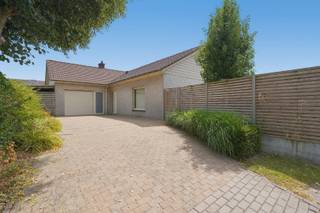 BEZOEKMOMENT DONDERDAG 30 JULI VAN 16U TOT 17U (inschrijven verplicht). <br /><br />Deze open bebouwing (type bungalow) is rustig gelegen in een doodlopende straat en biedt een praktische indeling met een ruime garage en een aangename tuin. De woning is ideaal voor wie op zoek is naar een rustige woonomgeving met voldoende binnen- en buitenruimte.<br /><br />Via de inkomhal met gastentoilet bereikt u de leefruimte, die is ingedeeld in een zit- en eetgedeelte. Aansluitend bevindt zich de recent vernieuwde keuken, uitgerust met AEG-toestellen en voorzien van veel kastruimte. Achterliggend vormt de uitbouw een mooie uitbreiding van de leefruimte. Dankzij de twee aanwezige airco's, die zowel kunnen koelen als verwarmen, is deze ruimte het hele jaar door comfortabel te gebruiken. Verder beschikt het gelijkvloers over een ruime garage met automatische sectionaal poort en heel wat praktische bergruimte.<br /><br />De tuin biedt voldoende ruimte om buiten te genieten en is uitgerust met een serre, twee tuinhuizen en een carport, waardoor er ook buiten heel wat opbergmogelijkheden aanwezig zijn.<br /><br />Verder zijn er nog drie slaapkamers en een badkamer, ingericht met een lavabomeubel, ligbad, douche en een tweede toilet aanwezig. <br /><br />Maandelijkse huurprijs 1050 euro per maand. Direct beschikbaar. <br /><br />EPC: 222 UC: 3916990 <br />Ref. DI00080