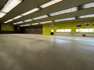 Deze eigendom omvat een woning met loodsen, ideaal gelegen op een terrein van ± 44 are (definitieve opmeting in uitvoering). Gelegen langs een zichtbare locatie in Merchtem, biedt deze eigendom talloze mogelijkheden binnen het agrarisch gebied.Kenmerken van het pand:- Woning en loodsen (32m x 36m) op een terrein van ± 44 are- Deel uitmakend van de kadastrale nummers 0072/00Y000 en 0072/00Z000- Zone-eigen in agrarisch gebied, momenteel gekend als landbouwbedrijf met bedrijfswoning- Vrij van huurder Belangrijke informatie:Volgens de gemeente Merchtem betreft het een onlosmakelijk geheel:- De woning kan niet worden afgesplitst van de bedrijfsgebouwen- De bedrijfsgebouwen kunnen niet onderling worden gesplitst- De site dient in zijn geheel behouden te blijvenVolgens het agentschap landbouw en visserij:Met toepassing van artikel 4.4.23 van de Vlaamse Codex Ruimtelijke Ordening kan een vergunning worden verleend voor het geheel of gedeeltelijk wijzigen van het gebruik van een gebouw of gebouwencomplex van de "hoofdfunctie land- en tuinbouw in de ruime zin", voor zover aan al de volgende voorwaarden voldaan is:1° het gebouw of gebouwencomplex is gelegen in een agrarisch gebied in de ruime zin;2° de nieuwe functie heeft betrekking op volgende activiteiten of combinaties daarvan : een paardenhouderij, een manège, een dierenasiel, een dierenpension, een dierenartsenpraktijk, jeugdlogies, een tuinaanlegbedrijf, een kinderboerderij , een centrum voor dierentherapie (animal assisted therapy) of een instelling waar personen al dan niet tijdelijk verblijven en bij wijze van therapie, onderwijs, opleiding of voorbereiding op de reguliere arbeidsmarkt onder meer land- en tuinbouwactiviteiten of aan de land- en tuinbouw verwante activiteiten uitoefenen, telkens met inbegrip van de gedeelten van het gebouw of gebouwencomplex die worden aangewend voor ondergeschikte functies die noodzakelijk zijn voor de uitoefening van de hoofdfunctie.Voor de toepassing van het eerste lid, 2°, geldt dat de volledige vloeroppervlakte die door eventuele ondergeschikte functies (zowel binnen het hoofdgebouw als binnen de bijgebouwen) in beslag genomen wordt, ten hoogste gelijk is aan 100 vierkante meter. Bij deze publicatie vindt u de wetgeving die op deze eigendom van toepassing is. Aarzel niet om contact op te nemen voor meer informatie of een bezoek ter plaatse.Neem vandaag nog contact met ons op en ontdek de mogelijkheden die deze unieke site te bieden heeft!